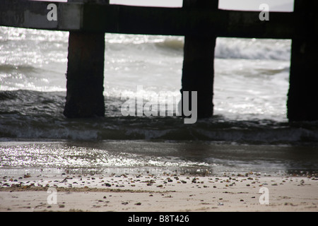 Blick auf Bournemouth Beach suchen durch unterhalb des Stegs Stockfoto