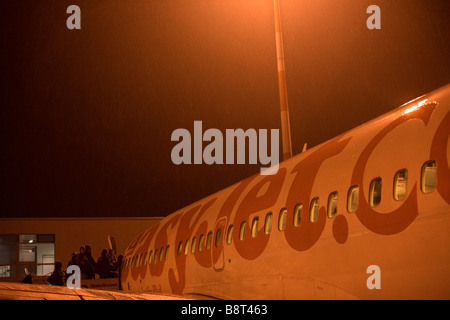 Passagiere, die ein Easyjet Flugzeug gonna Londoner Flughafen Luton Flughafen Schönefeld in Berlin. Stockfoto