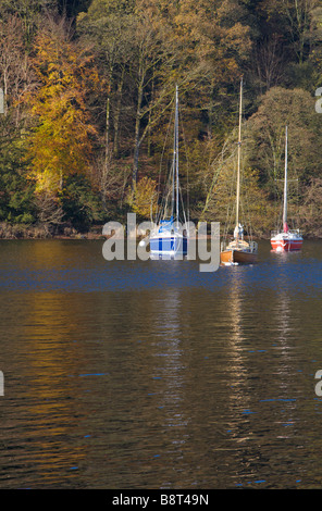 Kleine bunte Boote am Lake Windermere Lake District Cumbria England Stockfoto
