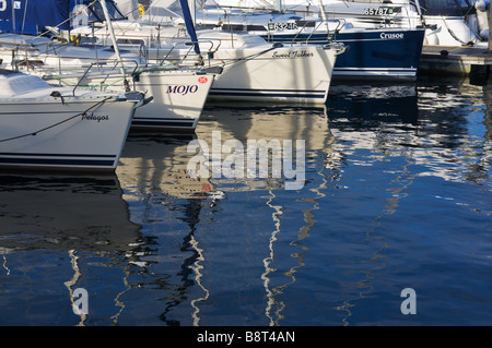 Ankern Yachten in Bowness Marina Lake Windermere Lake District Cumbria England Stockfoto