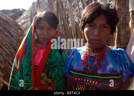 Kuna-Frauen in traditioneller Tracht Stockfoto