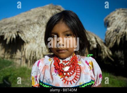 Kuna-Mädchen in traditioneller Tracht Stockfoto