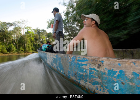 Motorisierten Kanu in Panamas Darien region Stockfoto