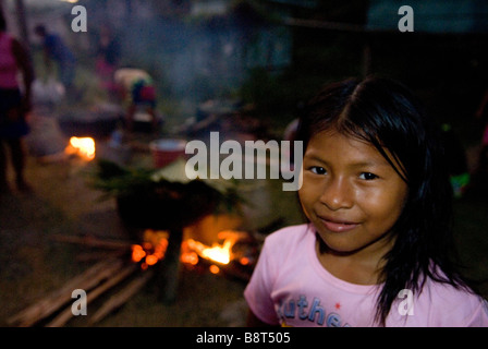 Gemeinsames Kochen während eines Festes im Wounaan Embera Dorf Puerto Lara Darien Panama Stockfoto