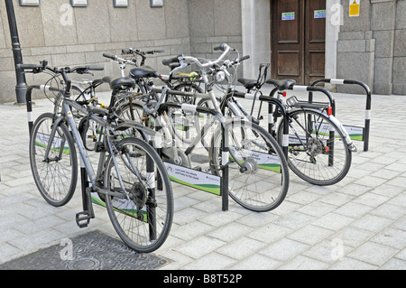 Fahrräder und Fahrradständer vor Islington Town Hall London England UK Stockfoto