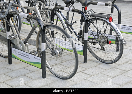 Fahrräder geparkt vor Islington Town Hall London England UK Stockfoto