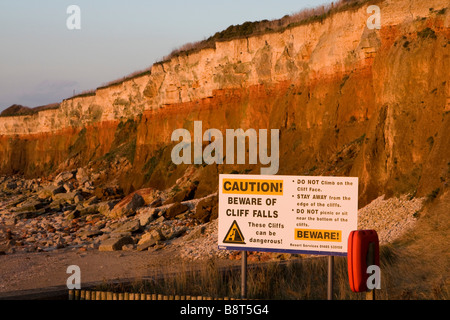 Vorsicht Vorsicht Klippe fällt Zeichen Hunstanton Norfolk Klippe Schichten vom Strand East Anglia England uk gb Stockfoto