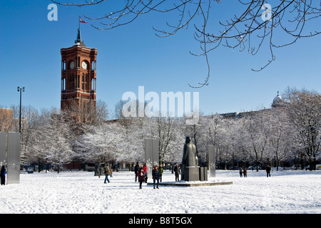 Schneelandschaft bei Marx und Engels Skulptur Hintergrund Rote Rathaus Berlin Mitte Stockfoto