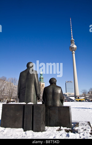 Schneelandschaft bei Marx und Engels Skulptur Hintergrund Alex Berlin Mitte Stockfoto