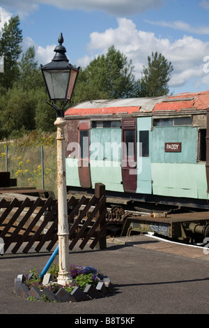 Alte Fahrzeuge bei Brownhills West Bahnhof West Midlands Stockfoto