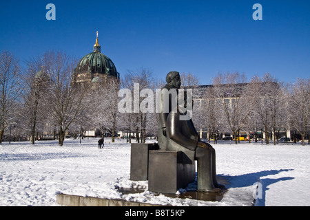 Schneelandschaft bei Marx und Engels Skulptur Hintergrund Alex Berlin Mitte Stockfoto