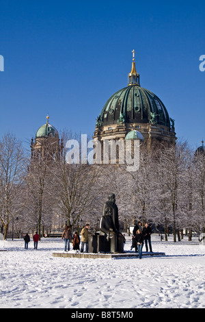 Schneelandschaft bei Marx und Engels Skulptur Hintergrund Alex Berlin Mitte Stockfoto