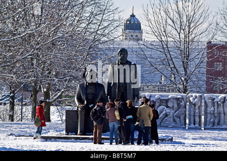 Schneelandschaft bei Marx und Engels Skulptur Berlin Mitte Stockfoto