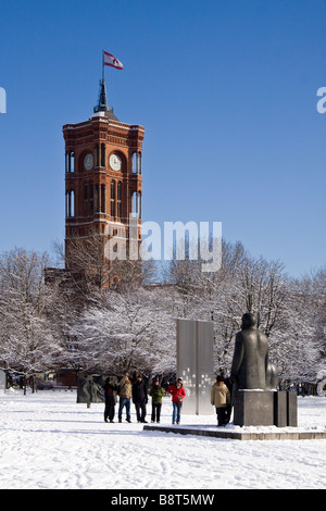 Schneelandschaft bei Marx und Engels Skulptur Hintergrund Rote Rathaus Berlin Mitte Stockfoto