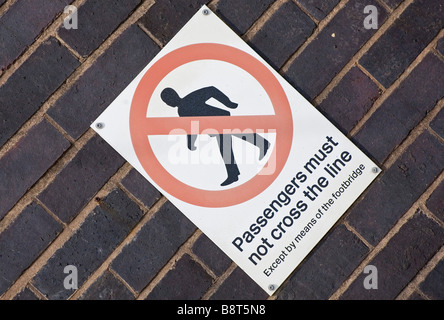Passagiere müssen die Zeile-Zeichen nicht überschreiten. Stockfoto