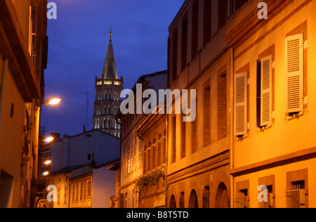 Ein Blick auf die Basilika Saint-Sernin in Toulouse, in der Midi-Pyrénées Region Süd-West Frankreich. Stockfoto