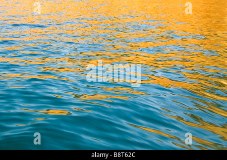 Great Lakes Lake Superior Reflexionen der Farbe auf der Oberfläche des Wassers Stockfoto