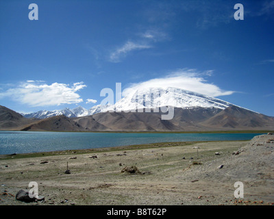 Mt Kongur, mit Blick auf See Karakul, auf dem Karakorum Highway, China Stockfoto