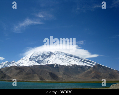 Mt Kongur, mit Blick auf See Karakul, auf dem Karakorum Highway, China Stockfoto