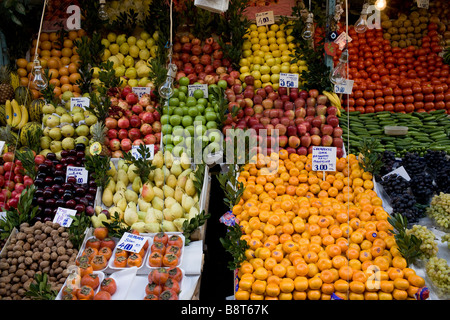 Frische Produkte auf dem Markt der Kardikoy in Istanbul, Türkei. Stockfoto