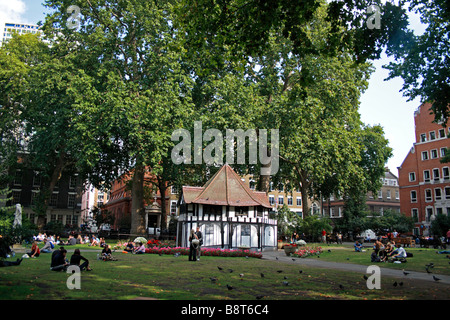 Menschen entspannen in den Gärten des Soho Square, London, England. Stockfoto