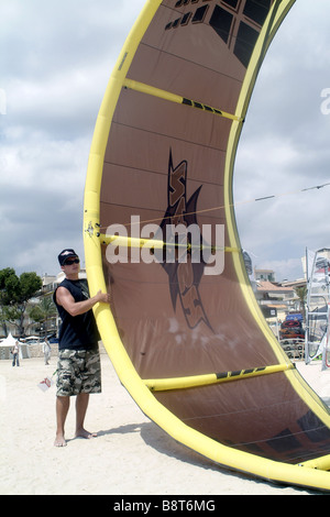 Mann, der einen Drachen, am Strand, Spanien, Balearen, Mallorca Stockfoto