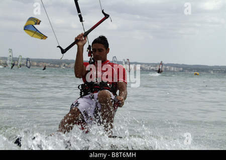 Kitesurfer in Aktion, Spanien, Balearen, Mallorca, Palma Stockfoto