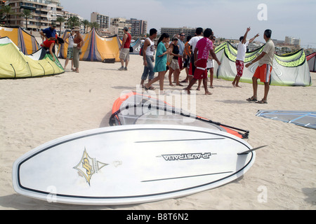 Kiteboard und Kite-Surfer am Strand, Spanien, Balearen, Mallorca Stockfoto