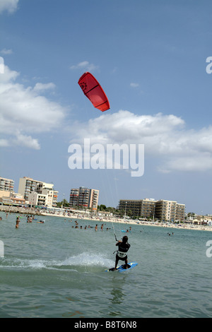 Kitesurfer in Aktion, Spanien, Balearen, Mallorca Stockfoto