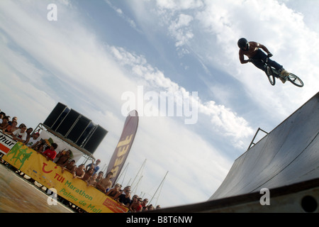 BMX-Fahrer nach dem Sprung von der Rampe, Spanien, Balearen, Mallorca, Palma Stockfoto