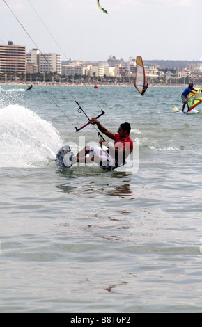 Kitesurfer in Aktion, Spanien, Balearen, Mallorca, Palma Stockfoto