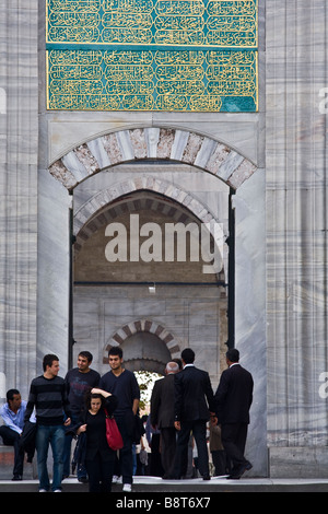 Menschenmenge am Eingang der Bayezid II-Moschee in Istanbul. Stockfoto