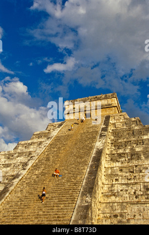 Chichen Itza Touristen Klettern Maya Pyramide El Castillo die Burg Maya Ruinen, Tempel der Kukulkan Maya-Yucatan Mexiko Mx Stockfoto