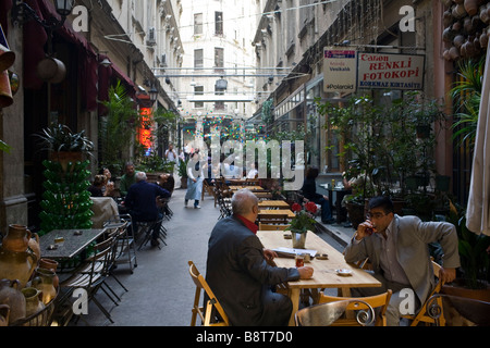 Teehaus in einer inneren Passage in der Nähe von Nevizade Straße in Istanbul Galatasaray Nachbarschaft, Stadtteil Beyoglu, Türkei. Stockfoto