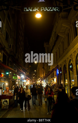 Junge Massen Wandern auf dem Fischmarkt Balik Pazar in Galatasaray Stadtteil von Istanbul, Türkei. Stockfoto
