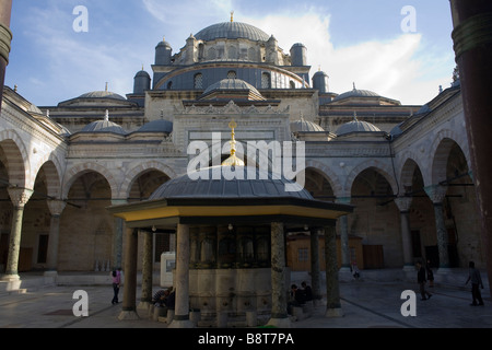 Innenhof mit Waschung Einrichtungen der Bayezid II Moschee in Istanbul, Türkei. Stockfoto