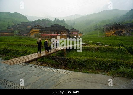 Longsheng Dorf inmitten von Reisfeldern, Provinz Guangxi, China. Stockfoto