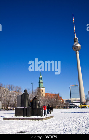 Schneelandschaft bei Marx und Engels Skulptur Hintergrund Alex Berlin Mitte Stockfoto