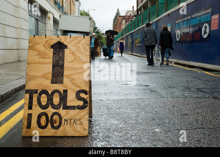 Ein handgemaltes Schild wirbt Werkzeuge zum Verkauf in Brick Lane in East London, UK. Stockfoto