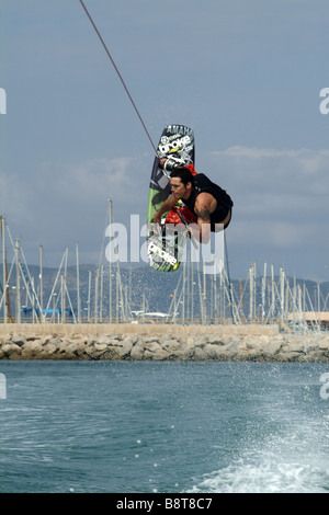 Kitesurfer springen, Spanien, Balearen, Mallorca Stockfoto