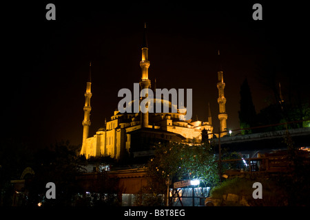 Die beleuchtete Sultan Ahmed blaue Moschee in der Nacht, von Sultanahmet-Viertel in Istanbul betrachtet Stockfoto