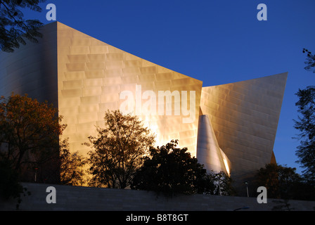 Walt Disney Concert Hall bei Dämmerung, S.Grand Avenue, Downtown, Los Angeles, California, Vereinigte Staaten Stockfoto