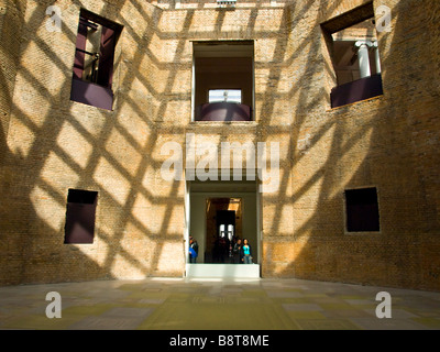 Shadowplay des neuen Daches auf den Backstein-Mauern des Innenraums von Sao Paulo State Gallery, Pinacoteca do Estao, Brasilien. Stockfoto