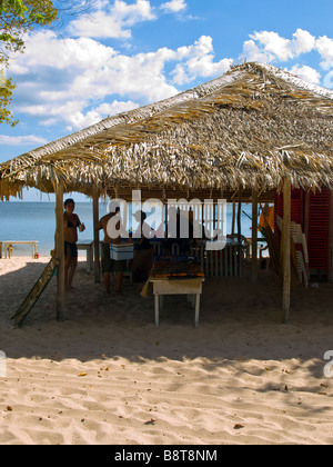 Eine Strandbar auf einer tropischen Insel auf dem Tapajos River im Amazonas, Alter do Chao, Santarem, Para, Brasilien. Stockfoto