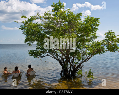 Einheimischen Kühlung im Flusswasser Tapajos, Alter Chao in der Nähe von Santarém, Para, Amazonas, Brasilien. Stockfoto
