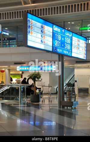 Dubai International Passenger Airport modernes Interieur Abflug Lounge Gebäude Gate Schilder & Rolltreppen Vereinigte Arabische Emirate VAE Naher Osten Asien Stockfoto