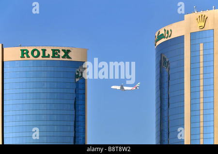 Dubai City zwei Zwillingstürme Wahrzeichen Wolkenkratzer Gebäude Dubai Creek Skyline Gebäude mit Rolex Werbung vereinigte arabische emirate VAE & Jet-Flugzeug Stockfoto