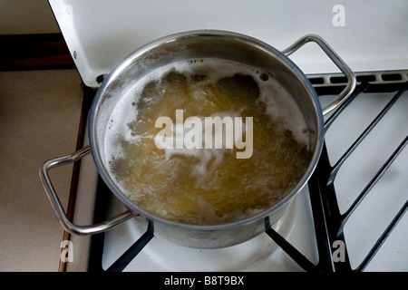 Spaghetti in kochendem Wasser in einem Metall Topf kochen Stockfoto