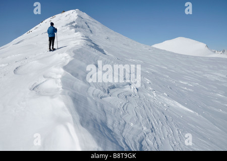 Schneeschuhwandern auf Gipfelgrat des Mt Petoumier, Mercantour Alpen, Frankreich Stockfoto