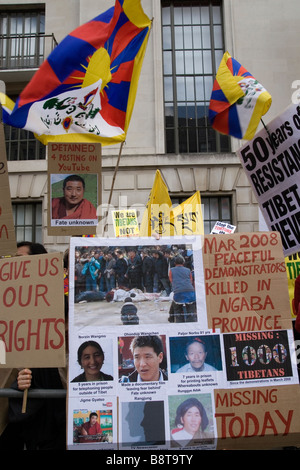 Demonstranten vor der chinesischen Botschaft in London anlässlich 50 Jahre Tibet-Kampf gegen die chinesische Herrschaft Stockfoto